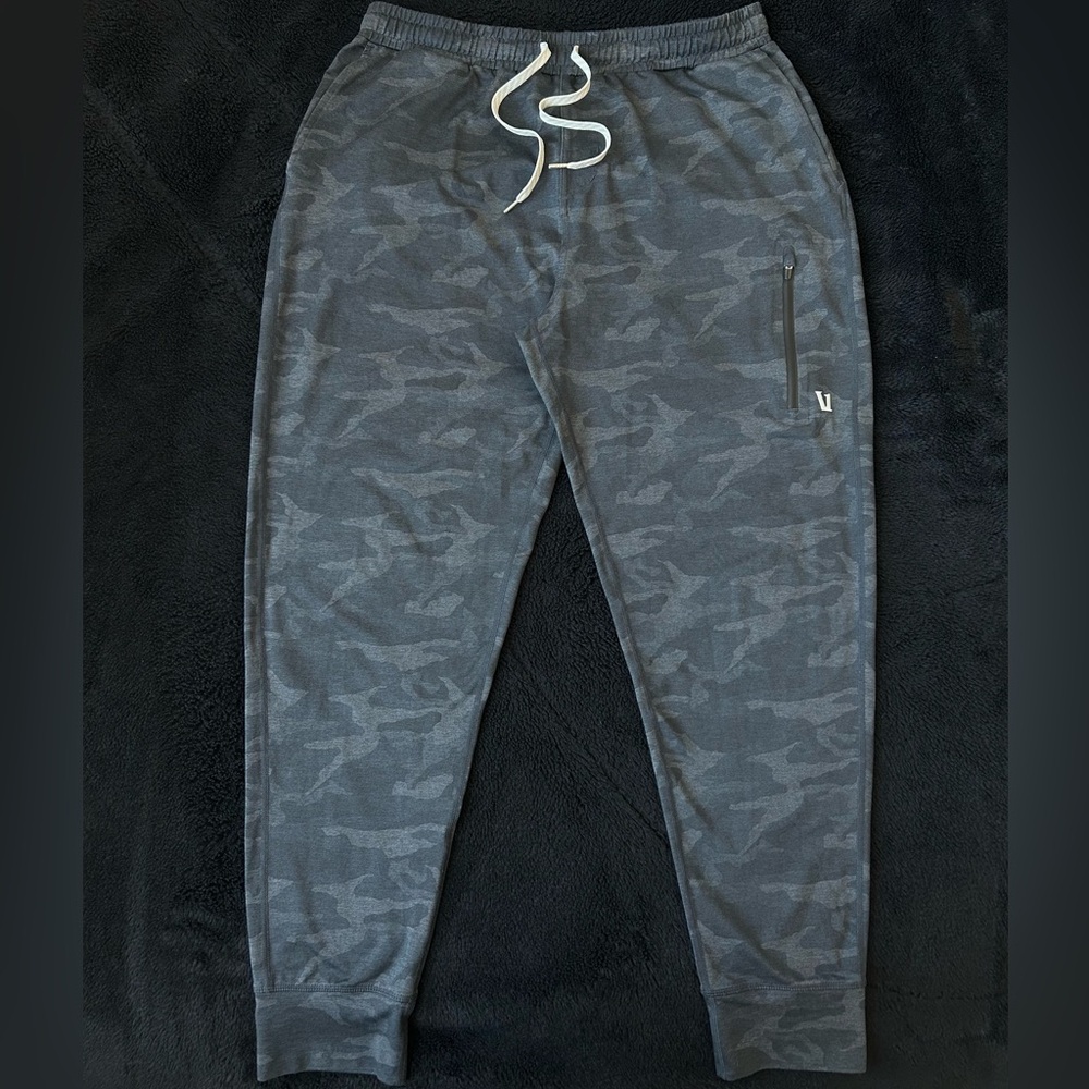 -Vuori Gray Camo Sweatpants
-Size 32